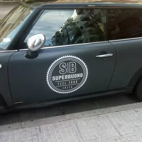 Vinilo de corte en vehículo